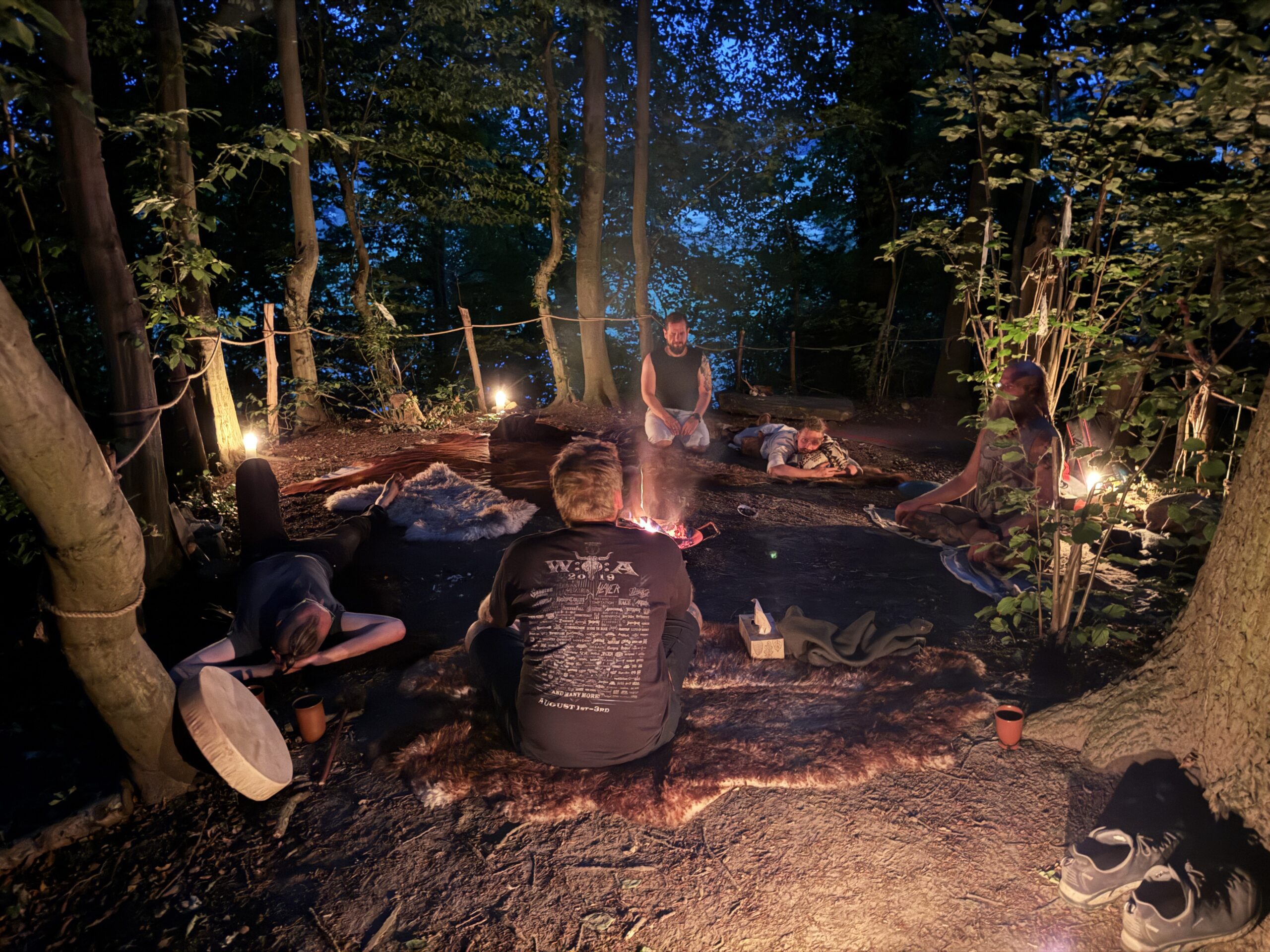 Lagerfeuer im nächtlichen Wald beim Viking Männer Retreat