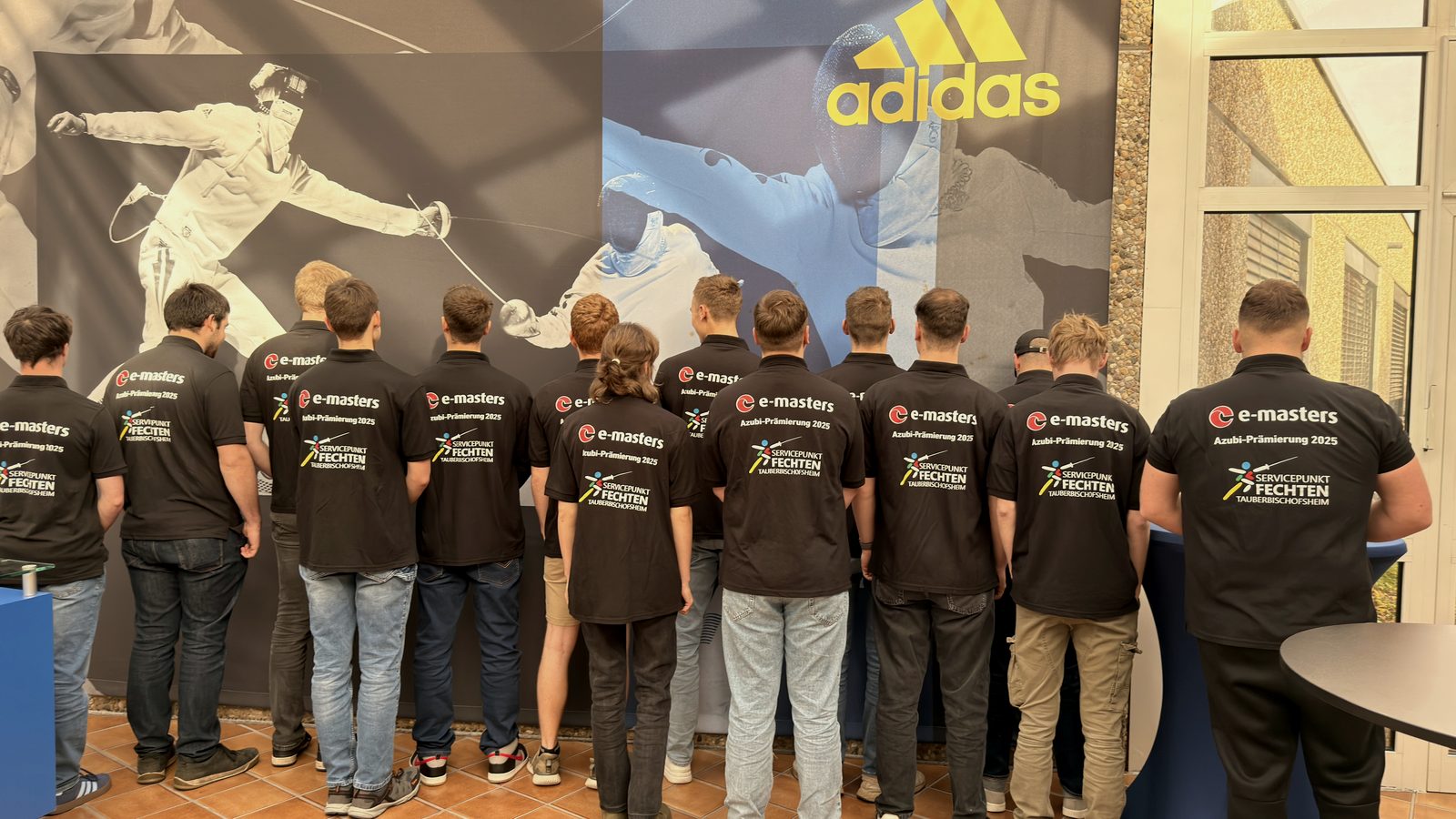 Ausbildungsjahrgang eines Unternehmens beim gemeinsamen Seminartag