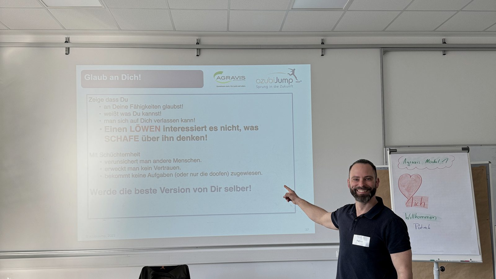 Patrick Krüger führt ein Azubi-Seminar im Schulungsraum durch